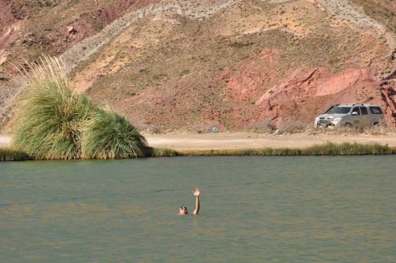 Nadando no Ojo del inca, lago de águas termais próximo à Potosí - Bolívia